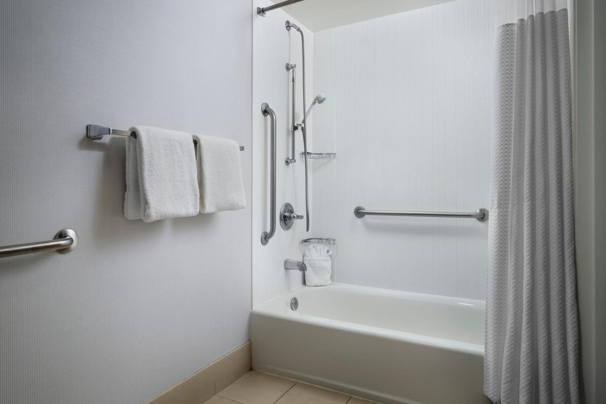 Courtyard by Marriott Stockton Hotell Exteriör bild