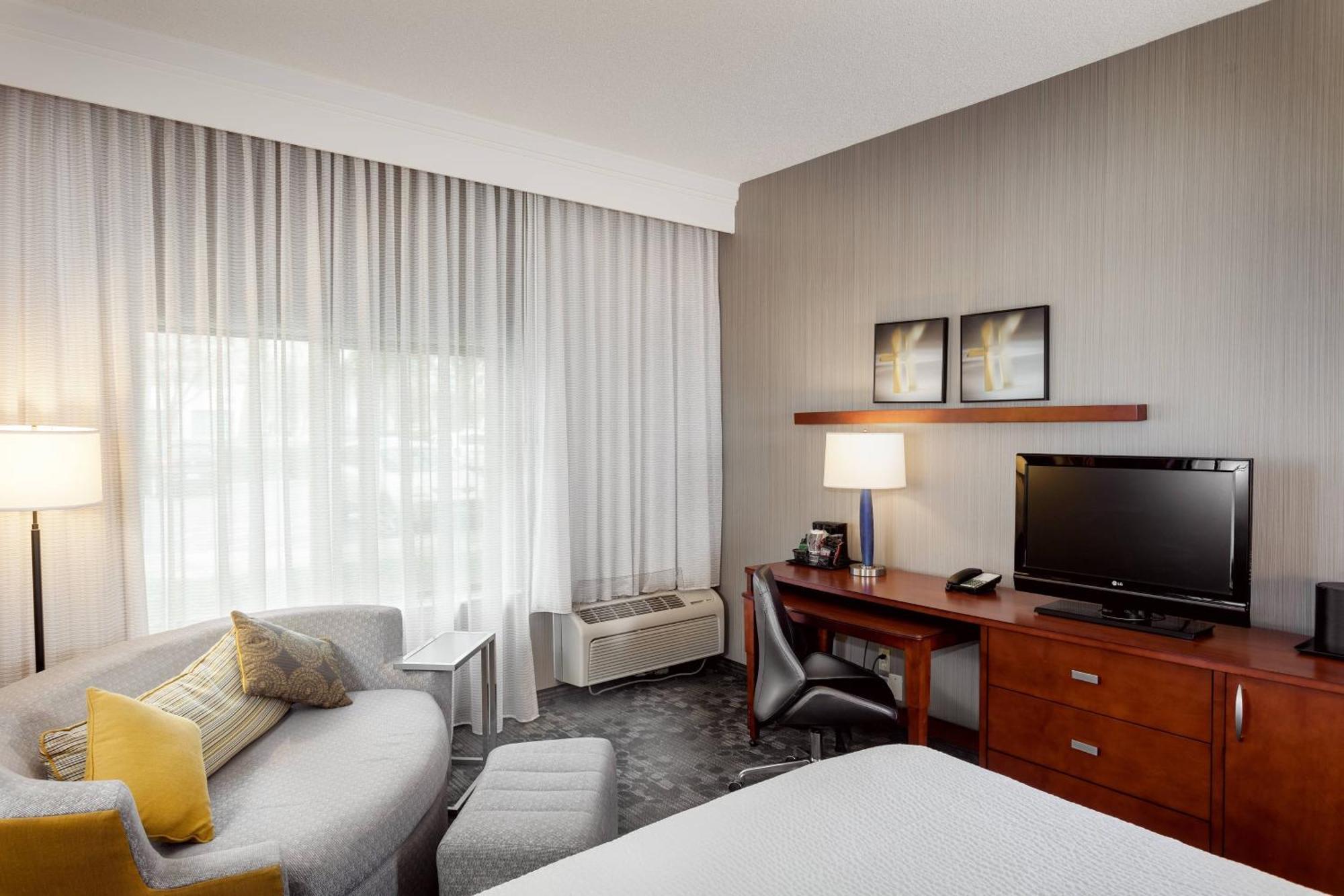 Courtyard by Marriott Stockton Hotell Exteriör bild
