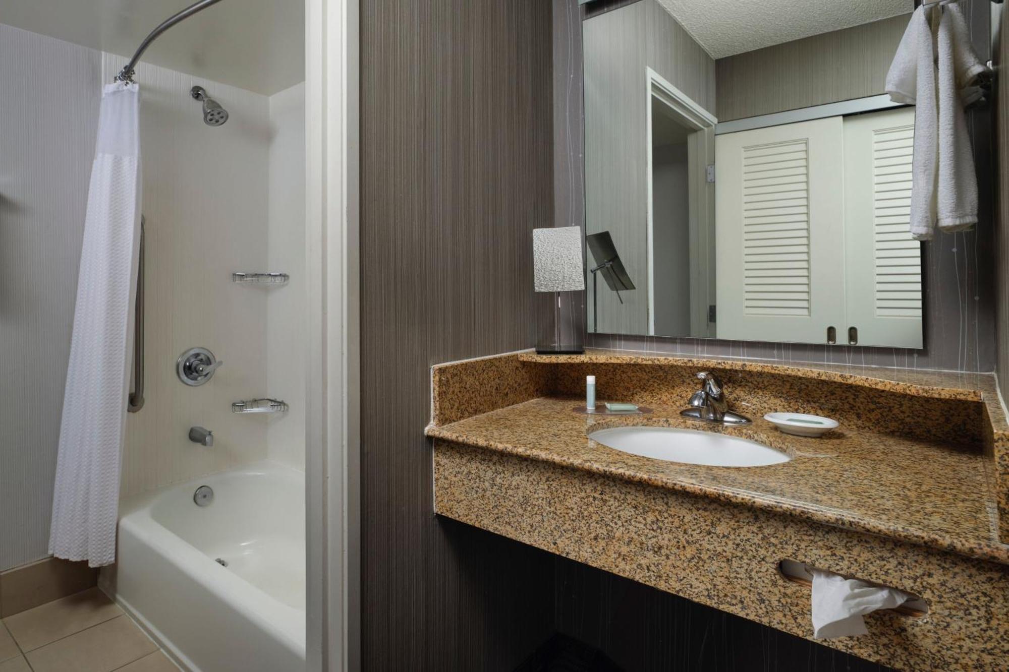Courtyard by Marriott Stockton Hotell Exteriör bild