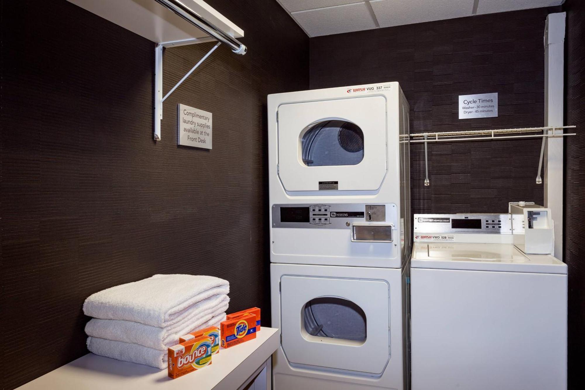 Courtyard by Marriott Stockton Hotell Exteriör bild