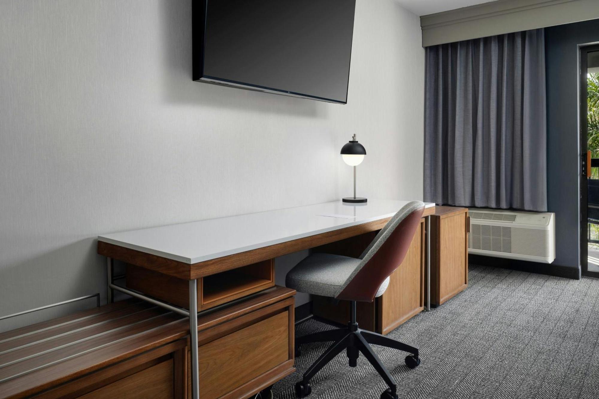 Courtyard by Marriott Stockton Hotell Exteriör bild
